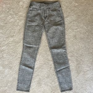 Universal thread printed jeans